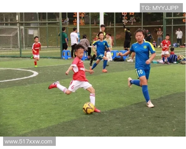 在绿茵场上闪耀的足球明星他的传奇与梦想交织的故事